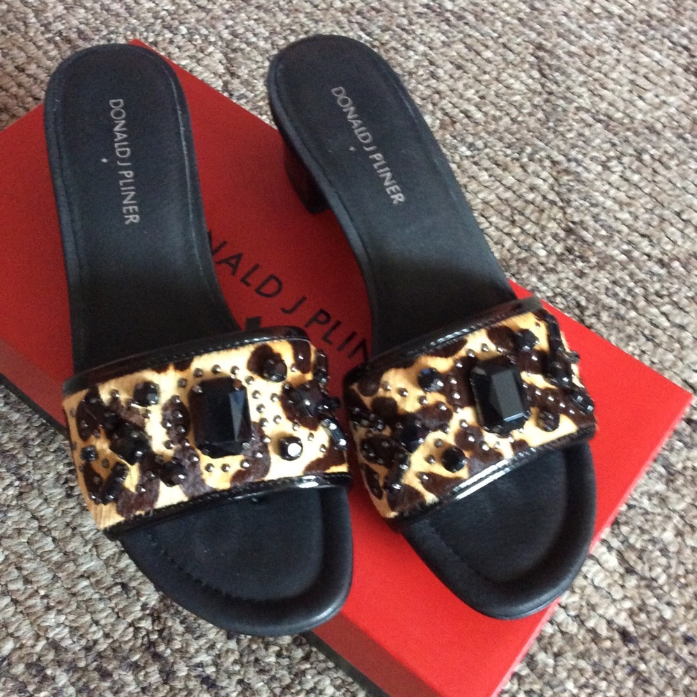 Absolutely gorgeous NWT sandals